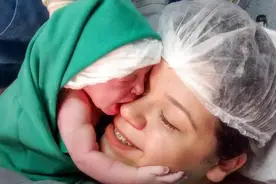 宝宝蹬腿仅仅觉得可爱？传递的信息也要了解，促进孩子更好的发育图片