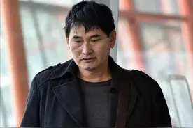 “大衣哥”朱之文走红后，妻子转变子女啃老，被村民吸血多年图片
