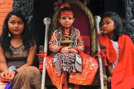 尼泊尔“活女神”：双脚不能触地，国王见了得下跪，生活很悲哀图片