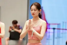 颜值美女练瑜伽，紧身裤凸显好身材，就问你爱不爱图片