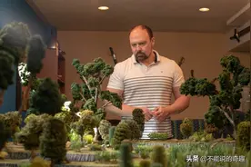 英国超狂男子邀朋友玩“龙与地下城”，一场游戏不间断玩了38年图片