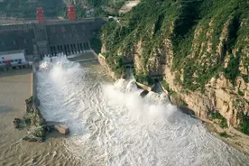 黄河三门峡大坝开闸泄洪，“水龙”怒涛翻卷景象壮观图片