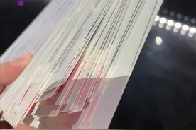 49岁韩红罕见深夜喊累，拿大叠手卡称主持不易，此前自曝暴瘦40斤图片