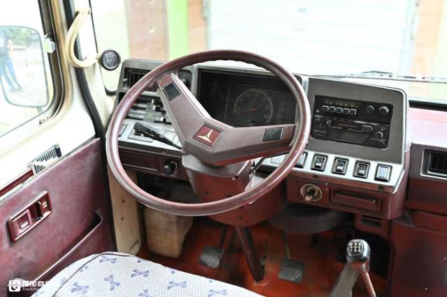 日系中巴经典车型，平顶二代丰田考斯特还记得吗？现在相当少见了