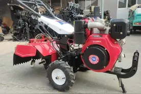 备战春耕，农民需要微耕机，看看这两种款式，喜欢合适就不要犹豫图片