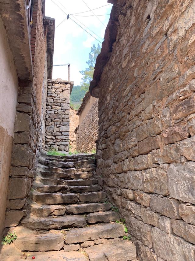自驾免费好去处,距离郑州3小时,太行天路上的石头村