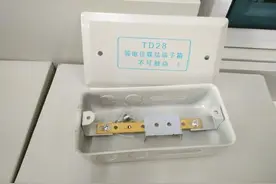 装修时，想把卫生间一个盒子砸了，师傅却说“保命盒子”不能砸图片