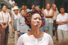 她因一根烟爆红，骂洪金宝，叫成龙“大鼻”，连周星驰都求她出山图片