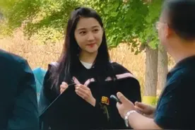 关晓彤返校补拍毕业照，王俊凯穿学士服现身！北电多位明星齐毕业图片