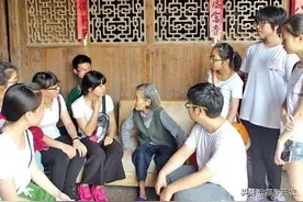 农村85岁老太太被谎言蒙了70年，破鞋可当作对讲机，至今深信不疑图片