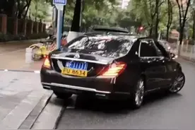 广东街头偶遇迈巴赫S级，看到车牌照不禁感叹，老板您手气真好图片