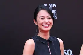 周韵被路人拍到，脖颈长满皱纹，脸下垂成了地地道道的阿姨图片