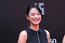 周韵被路人拍到，脖颈长满皱纹，脸下垂成了地地道道的阿姨图片