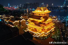 广西版“滕王阁”雕栏玉砌古色古香 夜色中璀璨耀眼图片