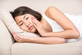 张嘴时，腮帮子会“咔哒”响？医生直言：这是一种病，名叫TMD图片