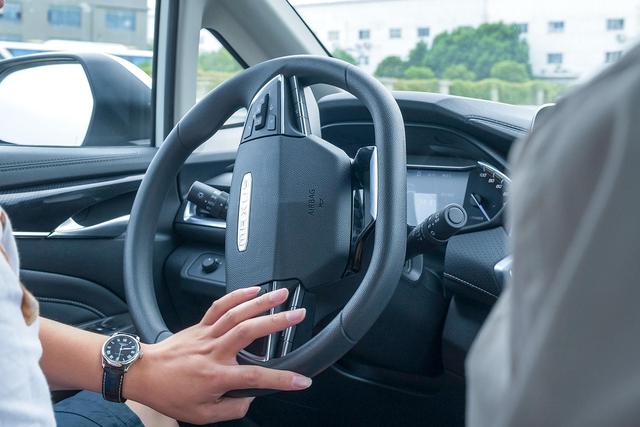 场地试驾上汽MAXUS EUNIQ 5，底盘质感出色的家用MPV