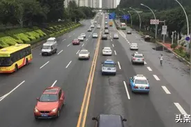 新手开车怎样判断车宽，开车判断左右距离图解图片
