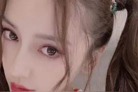 baby晒多张怼脸自拍美艳十足 小丑妆容邪魅又可爱图片