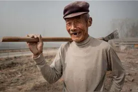 山西老人意外发现大量古代黄金，拿着金砖去银行换钱，结果被抓图片