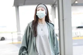 宋妍霏清早搭机显困倦“原谅色”包包外套清爽时髦图片