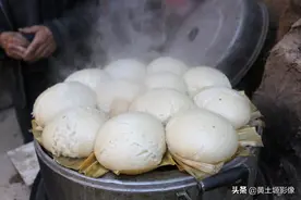 8旬大爷十几岁时偷着烤吃一篮子的鱼，2天都不知道饿，看咋回事图片