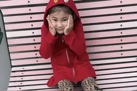 陈冠希晒女儿萌照，Alaia小红帽造型出镜，双手捧脸手动挤出微笑图片