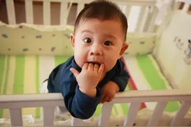 宝宝从小“吃手指”和“不吃手指”，长大后差距明显图片