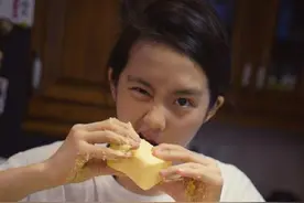 黄磊带老婆儿女出游，孙莉全程负责美，多多变小大人照顾弟弟好暖图片