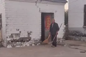 江苏一外孙女偷偷回家看外公，外公原地愣住，认出后笑得合不拢嘴图片