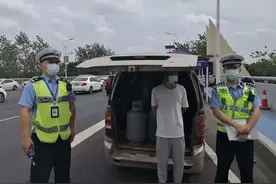 面包车违法装载煤气罐危险！武汉长江二桥交警及时查处消除隐患图片
