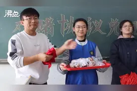 河南焦作一老师奖励成绩优异学生鸡腿，称是为了给学生们增加乐趣图片