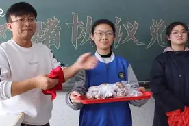 河南焦作一老师奖励成绩优异学生鸡腿，称是为了给学生们增加乐趣图片