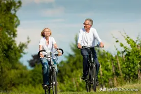 我和妻子学游泳图片