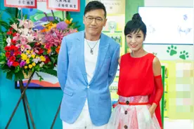 65岁米雪出席活动，红衣红唇气色佳，四肢纤细瘦脱相图片