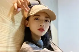 吴谨言太少女了，宅家晒自拍软妹造型有亲和力，笑起来更让人心动图片