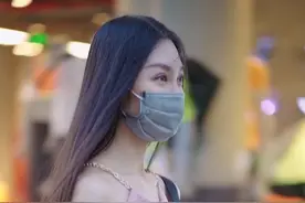 街拍：口罩下的气质女孩，吊带背心搭配牛仔裤。美图欣赏图片