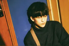 黄子弘凡慵懒居家男孩儿图片