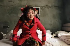 拾荒大爷男扮女装16年，浓妆艳抹的背后，隐藏着让人泪目的故事图片