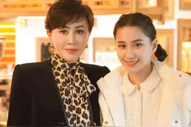 55岁刘嘉玲罕见穿皮裤！手戴五个金镯子，双腿纤细不输赌王千金图片