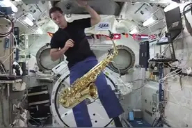 在太空用萨克斯风吹响《马赛曲》的法国宇航员，曾是老佛爷的时尚灵感来源，这是他的爱与哀愁图片