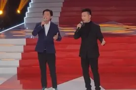 刘和刚现身央视舞台，搭档莫华伦痊愈后罕现身，相差19岁似同龄人图片