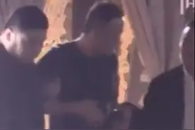 “三十二郎”杨坤酒后犯桃花，与仨美女搂搂抱抱，手还不断乱摸图片