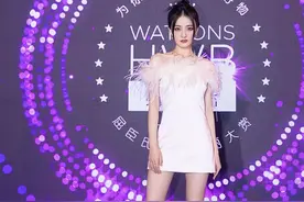 徐璐这一次真的穿对了，纯白色羽毛礼裙超惊艳，展露完美身材图片