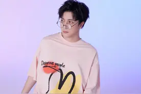 37岁薛之谦依旧时尚，粉色体恤凸显暖男风，精致有型还减龄图片