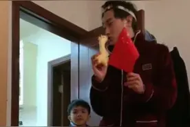 导游爸爸已宅疯，哄着孩子当游客，宝妈充当的人肉景点是亮点图片