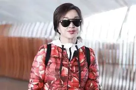 刘晓庆穿衣越来越低调了！红色羽绒服搭配黑色牛仔裤，保暖随性图片