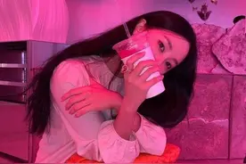 T-ara 朴孝敏晒私照近况，大秀性感美，一如既往的大长腿吸睛图片