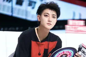 父亲去世后黄子韬首露面，身形消瘦与僧人合照，甘愿受苦为父祈福图片