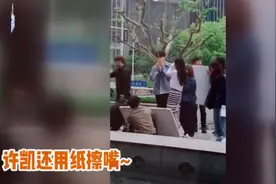 杨幂与小9岁男星拍吻戏，男方吻完后用纸巾擦嘴，杨幂发笑显尴尬图片