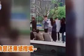杨幂与小9岁男星拍吻戏，男方吻完后用纸巾擦嘴，杨幂发笑显尴尬图片